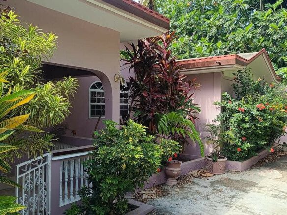 Large House for Rent in Vaudreuil, Cap-Haitien - 6 Bedrooms