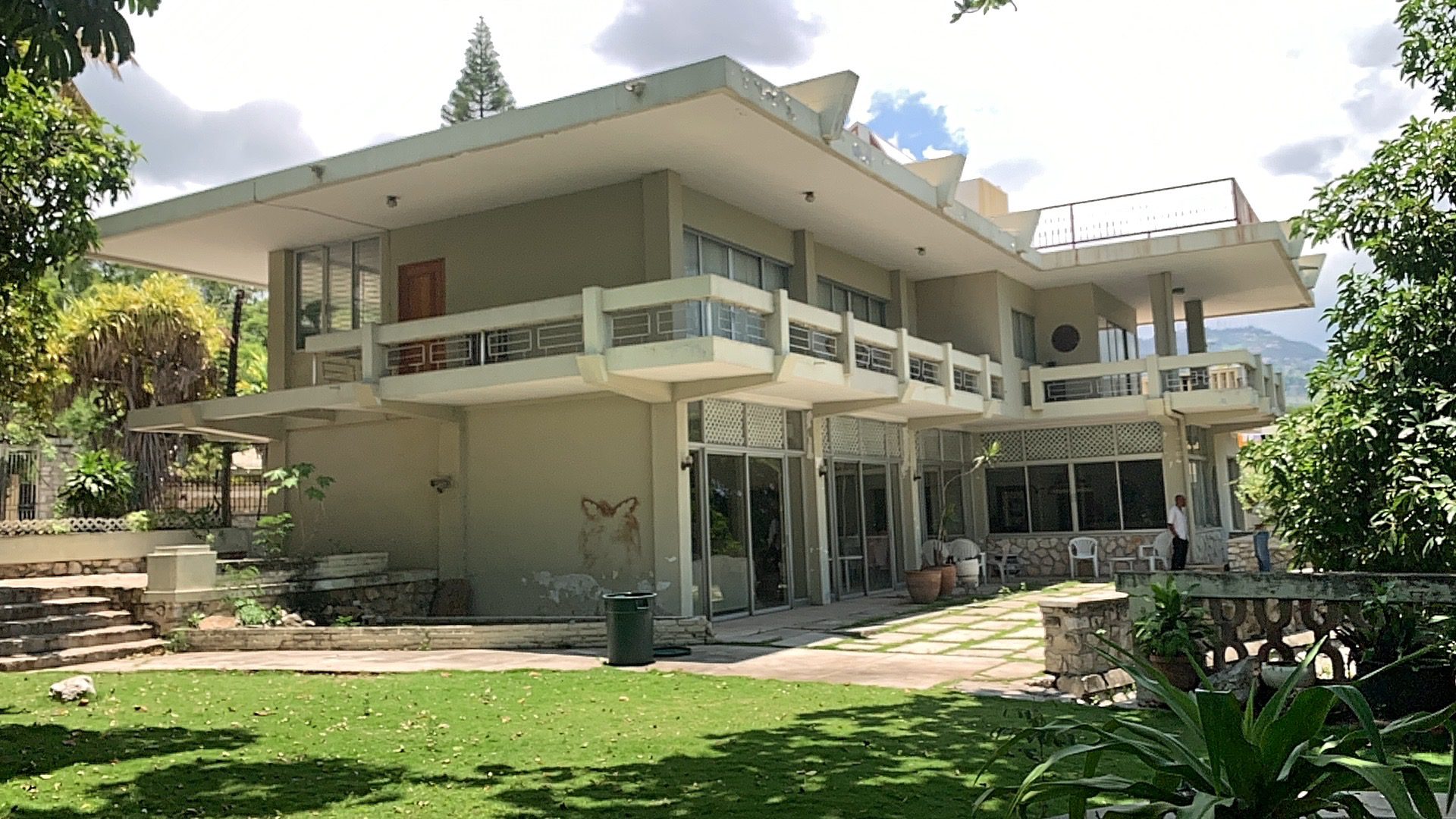 Magnificent Multi-family House for Sale in Peguy Ville, Haiti: 3 beds