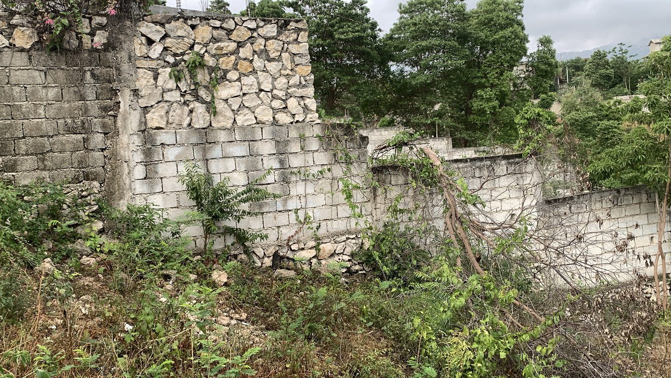 Prime, Flat, Built-Ready, Fully Fenced, Sold-by-Owner, Clear Title Land for Sale, Delmas 83, Port-au-Prince, Haiti – Located in Residential, Safe, Secure Neighborhood with Nice Paved Roads – 10 Centiemes (1,290m2, 13,885 Square Feet, or 0.23 Acres) – Ideal for House Construction, Apartment Complex, Office Building, Airbnb, and More…
