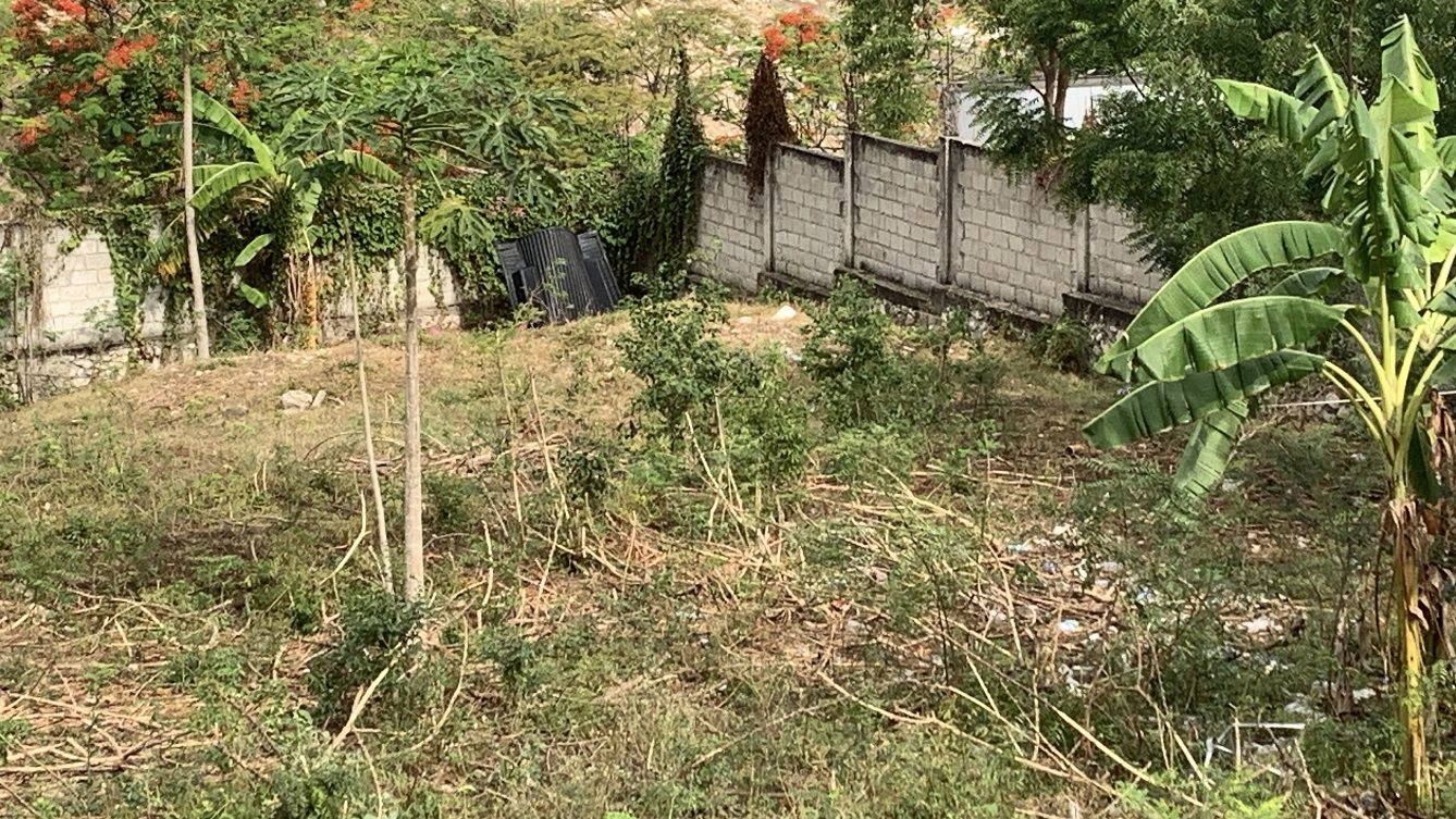 Prime, Flat, Built-Ready, Fully Fenced, Sold-by-Owner, Clear Title Land for Sale, Delmas 83, Port-au-Prince, Haiti – Located in Residential, Safe, Secure Neighborhood with Nice Paved Roads – 10 Centiemes (1,290m2, 13,885 Square Feet, or 0.23 Acres) – Ideal for House Construction, Apartment Complex, Office Building, Airbnb, and More…