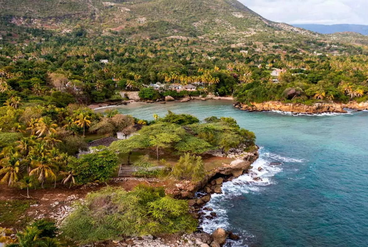 Affordable Prime Ocean View Land for Sale, Cyvadier Beach, Jacmel, Haiti – 10.50 Centiemes (1,354.50m², 14,579.72ft², or 0.336 Acres) – Walking Distance to the Ocean, Accessible, Good Roads, One of the Safest Neighborhoods in the South, Flat, Build-Ready – Ideal for a Residential House or Home, Luxury Apartment Complex, Hotel, Airbnb, Bed & Breakfast, Assisted Living Facility, Farming, and More…