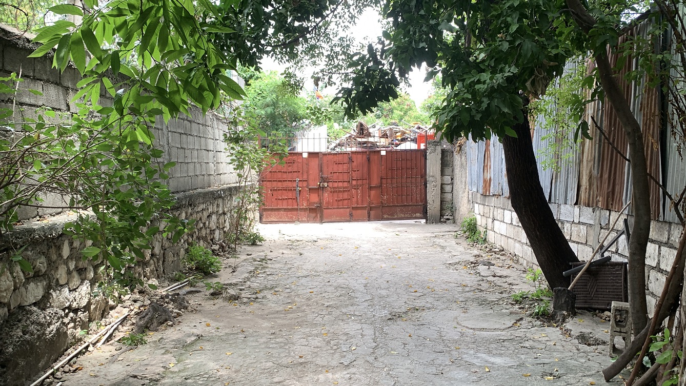 One-Story, Clean Title, Move-in Ready, Cheap, Cozy House for Sale in Canape-Vert (Main Commercial Hug), Port-au-Prince, Haiti – 3 Spacious Bedrooms, 2 Bathrooms, Living Room, Dining Room, Kitchen, Reservoir, Water Tower, Servant Quarter, Kitchen – Suitable to Use as Both Residential & Commercial Property – Ideal for Single-Family Residence or Business: School, Church, Gas Station Etc. High Traffic Area