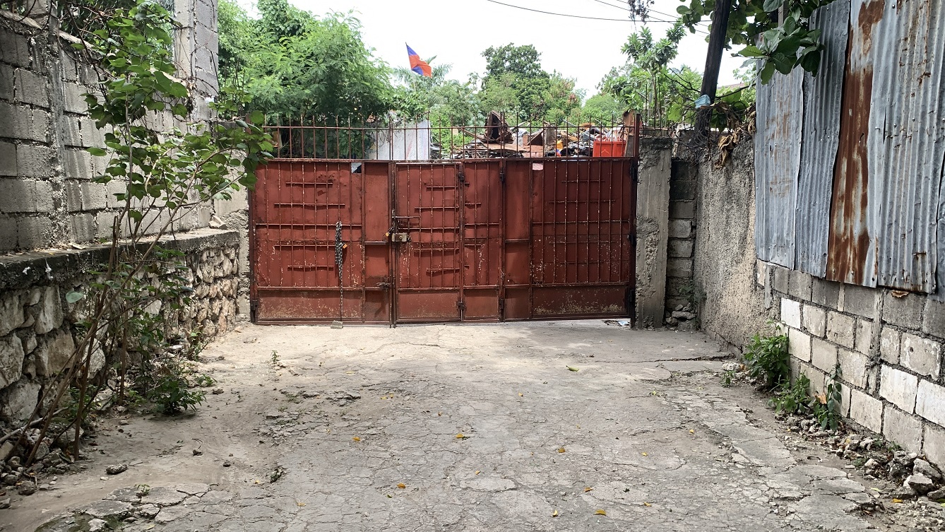 One-Story, Clean Title, Move-in Ready, Cheap, Cozy House for Sale in Canape-Vert (Main Commercial Hug), Port-au-Prince, Haiti – 3 Spacious Bedrooms, 2 Bathrooms, Living Room, Dining Room, Kitchen, Reservoir, Water Tower, Servant Quarter, Kitchen – Suitable to Use as Both Residential & Commercial Property – Ideal for Single-Family Residence or Business: School, Church, Gas Station Etc. High Traffic Area