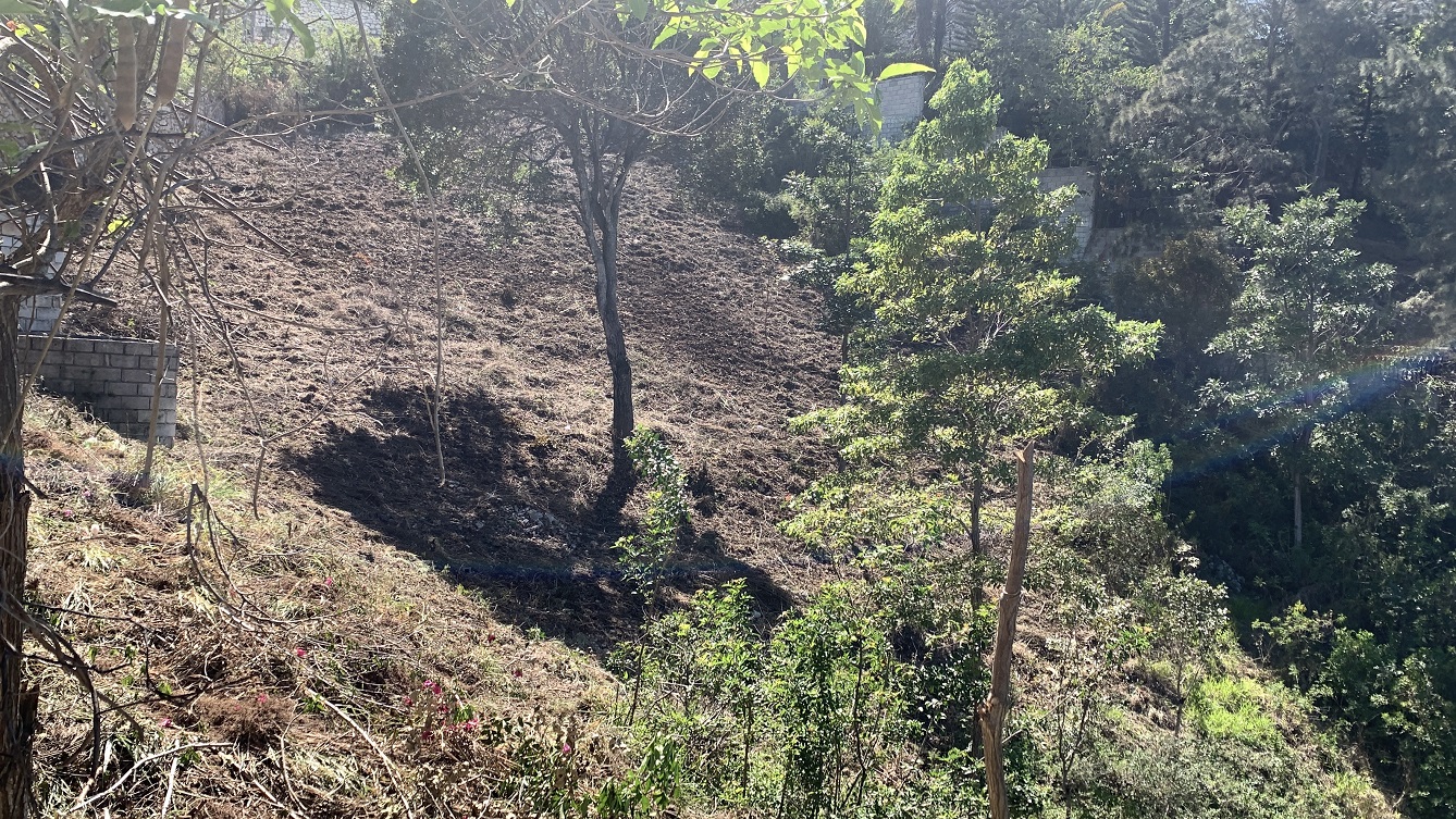 High-end Clear Title Land for Sale in Morne Calvaire (Upper) Petion-Ville, Haiti – 27 Centiemes (3,483 m², 37,491 ft², or 0.86 Acres) with Nicely Paved Roads, 100% Secure Suburban Neighborhood, Build-Ready, Completely Fenced & Gated – Build a Private Luxury House, Home, Mansion, a Business Such as an Apartment Complex, Airbnb, Bed & Breakfast Business, Just a Few Ideas