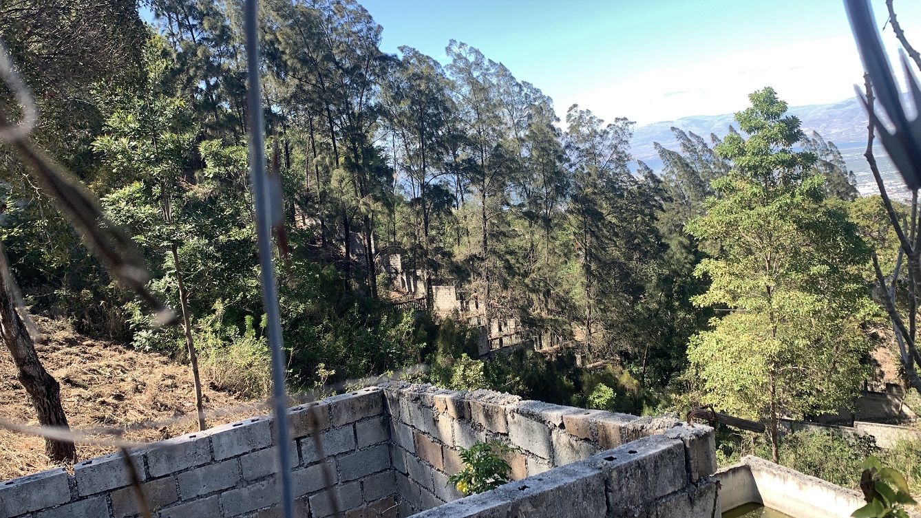 High-end Clear Title Land for Sale in Morne Calvaire (Upper) Petion-Ville, Haiti – 27 Centiemes (3,483 m², 37,491 ft², or 0.86 Acres) with Nicely Paved Roads, 100% Secure Suburban Neighborhood, Build-Ready, Completely Fenced & Gated – Build a Private Luxury House, Home, Mansion, a Business Such as an Apartment Complex, Airbnb, Bed & Breakfast Business, Just a Few Ideas