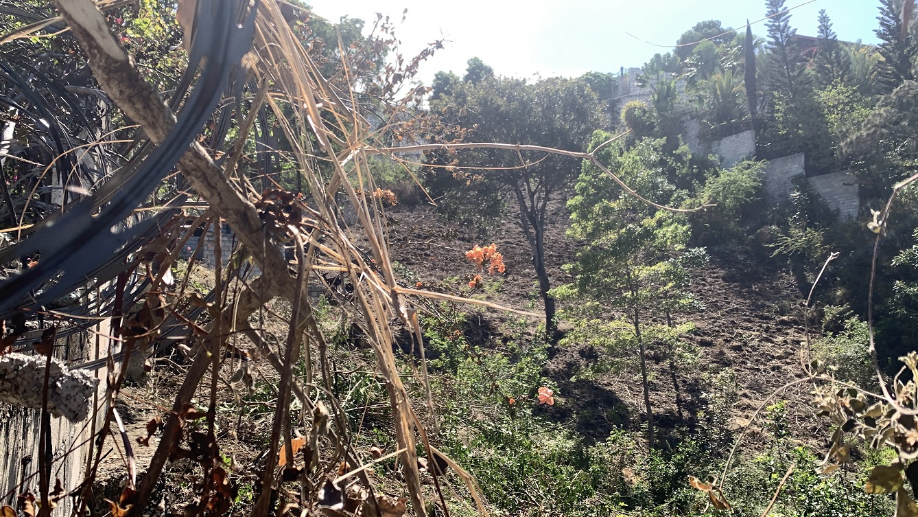 High-end Clear Title Land for Sale in Morne Calvaire (Upper) Petion-Ville, Haiti – 27 Centiemes (3,483 m², 37,491 ft², or 0.86 Acres) with Nicely Paved Roads, 100% Secure Suburban Neighborhood, Build-Ready, Completely Fenced & Gated – Build a Private Luxury House, Home, Mansion, a Business Such as an Apartment Complex, Airbnb, Bed & Breakfast Business, Just a Few Ideas