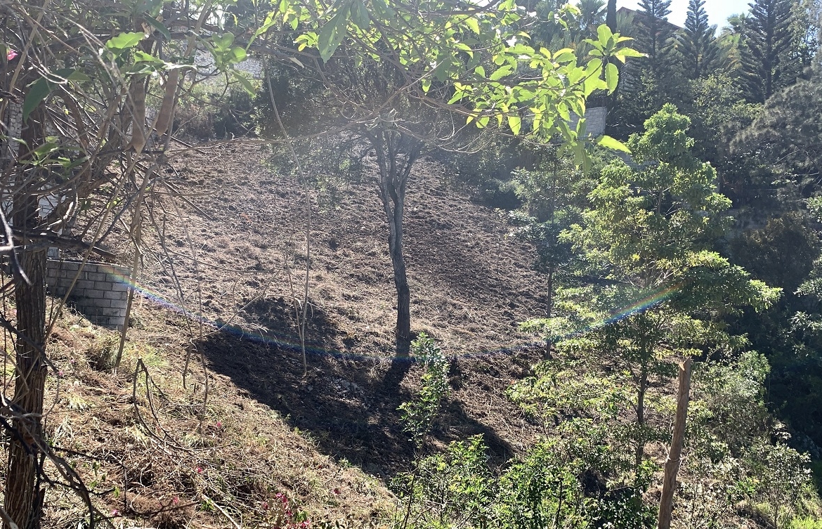High-end Clear Title Land for Sale in Morne Calvaire (Upper) Petion-Ville, Haiti – 27 Centiemes (3,483 m², 37,491 ft², or 0.86 Acres) with Nicely Paved Roads, 100% Secure Suburban Neighborhood, Build-Ready, Completely Fenced & Gated – Build a Private Luxury House, Home, Mansion, a Business Such as an Apartment Complex, Airbnb, Bed & Breakfast Business, Just a Few Ideas