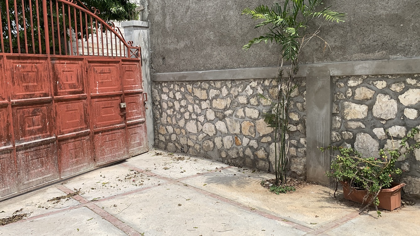 Brand-New, Modern, Sold by Owner House for Sale in Delmas 75, Fragnauville 26, Port-au-Prince, Haiti – 5 Roomy Bedrooms, 4 Bathrooms, Spacious Living/Dining Rooms, Kitchen, Servant Quarter, Backyard Designed for Swimming Pool or Children to Play, Built in 2026 on 516m² (4 Centiemes or 5,554.18) of Flat Land, Parking Available for 5 Cars with 2 Covered, High Walls/Fences, Safe Residential Neighborhood