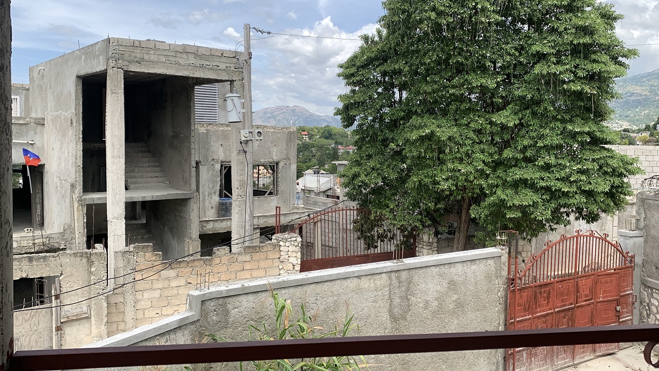 Brand-New, Modern, Sold by Owner House for Sale in Delmas 75, Fragnauville 26, Port-au-Prince, Haiti – 5 Roomy Bedrooms, 4 Bathrooms, Spacious Living/Dining Rooms, Kitchen, Servant Quarter, Backyard Designed for Swimming Pool or Children to Play, Built in 2026 on 516m² (4 Centiemes or 5,554.18) of Flat Land, Parking Available for 5 Cars with 2 Covered, High Walls/Fences, Safe Residential Neighborhood