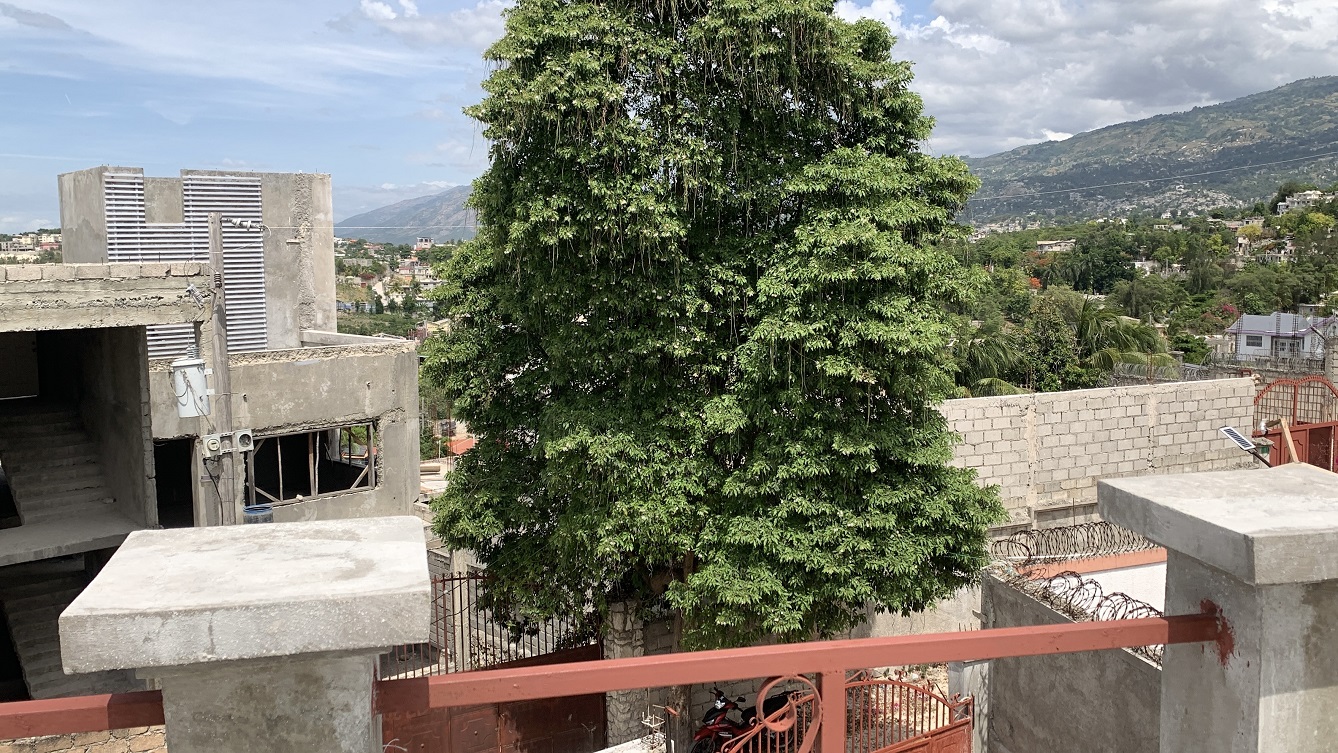 Brand-New, Modern, Sold by Owner House for Sale in Delmas 75, Fragnauville 26, Port-au-Prince, Haiti – 5 Roomy Bedrooms, 4 Bathrooms, Spacious Living/Dining Rooms, Kitchen, Servant Quarter, Backyard Designed for Swimming Pool or Children to Play, Built in 2026 on 516m² (4 Centiemes or 5,554.18) of Flat Land, Parking Available for 5 Cars with 2 Covered, High Walls/Fences, Safe Residential Neighborhood