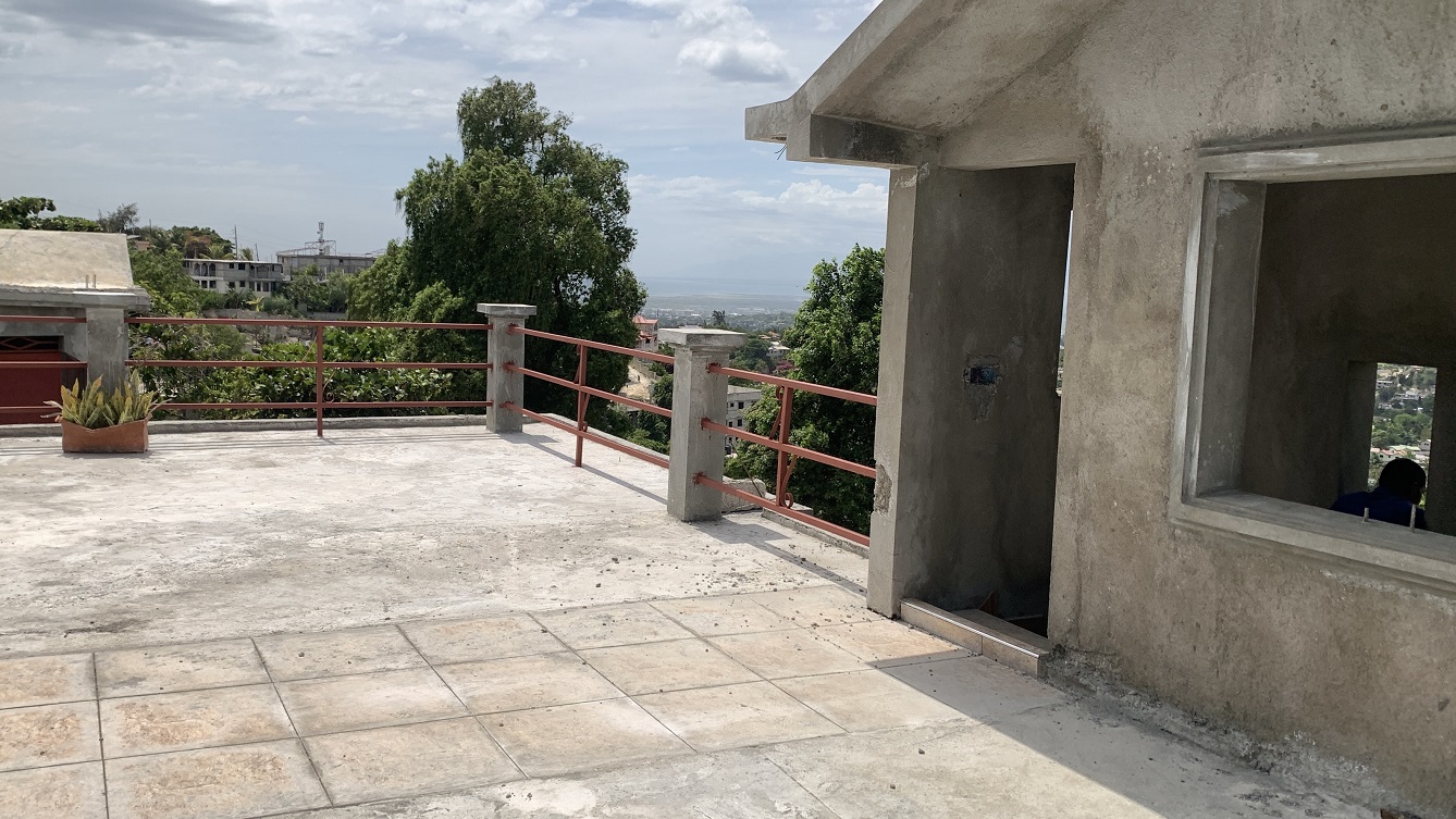 Brand-New, Modern, Sold by Owner House for Sale in Delmas 75, Fragnauville 26, Port-au-Prince, Haiti – 5 Roomy Bedrooms, 4 Bathrooms, Spacious Living/Dining Rooms, Kitchen, Servant Quarter, Backyard Designed for Swimming Pool or Children to Play, Built in 2026 on 516m² (4 Centiemes or 5,554.18) of Flat Land, Parking Available for 5 Cars with 2 Covered, High Walls/Fences, Safe Residential Neighborhood