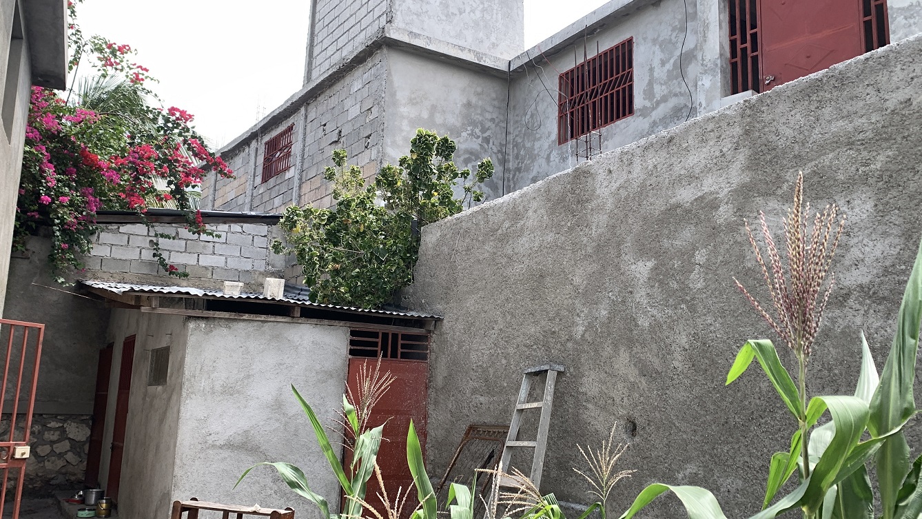 Brand-New, Modern, Sold by Owner House for Sale in Delmas 75, Fragnauville 26, Port-au-Prince, Haiti – 5 Roomy Bedrooms, 4 Bathrooms, Spacious Living/Dining Rooms, Kitchen, Servant Quarter, Backyard Designed for Swimming Pool or Children to Play, Built in 2026 on 516m² (4 Centiemes or 5,554.18) of Flat Land, Parking Available for 5 Cars with 2 Covered, High Walls/Fences, Safe Residential Neighborhood