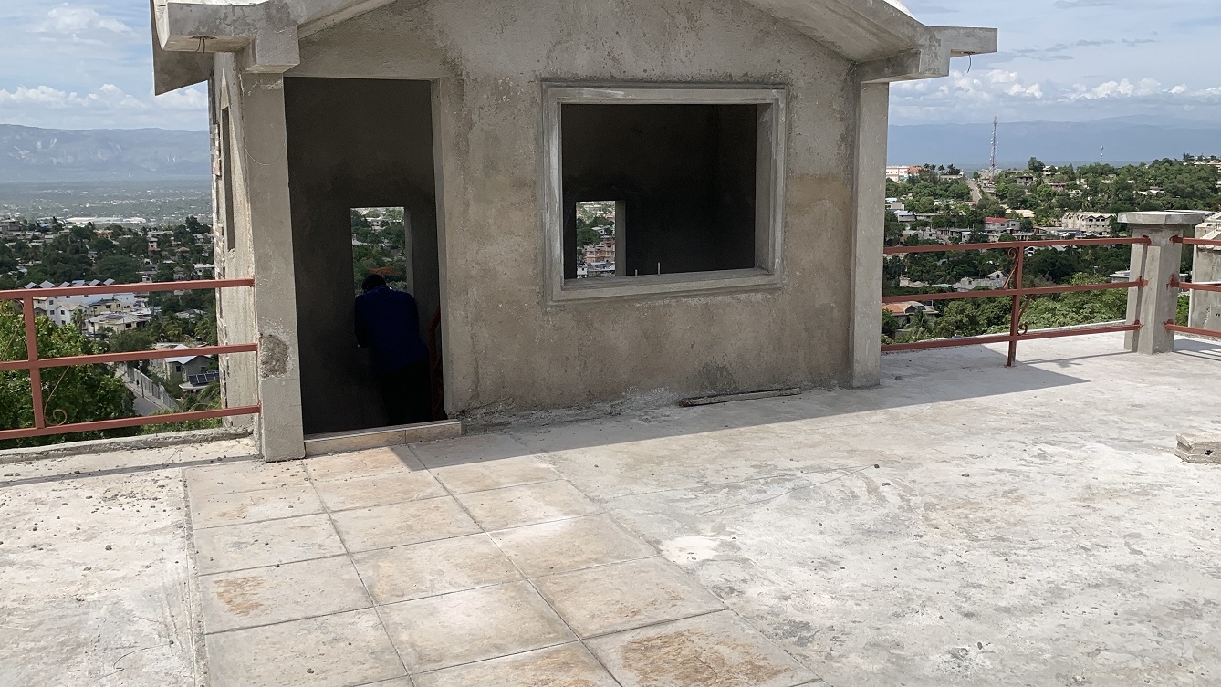 Brand-New, Modern, Sold by Owner House for Sale in Delmas 75, Fragnauville 26, Port-au-Prince, Haiti – 5 Roomy Bedrooms, 4 Bathrooms, Spacious Living/Dining Rooms, Kitchen, Servant Quarter, Backyard Designed for Swimming Pool or Children to Play, Built in 2026 on 516m² (4 Centiemes or 5,554.18) of Flat Land, Parking Available for 5 Cars with 2 Covered, High Walls/Fences, Safe Residential Neighborhood