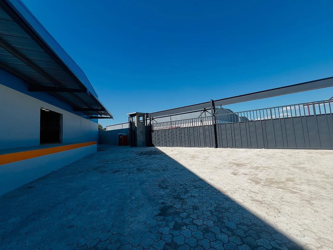 Industrial Warehouse for Sale in Parcs Industriels Métropolitain, Port-au-Prince, Haiti – 35,000 ft² (3,251 m²) – Suitable for Self-Storage Facility, Third-Party Logistics, Bulk Goods Storage, Vehicle Storage, Fulfillment Center, Wholesale Distribution Hub, Ghost Kitchens, Light Manufacturing, Artisanal Workshop, Co-Working, Maker Space, and More – Parking Spaces for Multiple Cargo, Container Delivery, Dump & Equipment Trailers, and More…