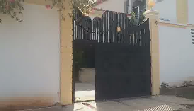 Large 5-Bedroom House for Rent in Breda #2, Cap-Haïtien, Haiti – 5 Spacious Bedrooms, 4.5 Bathrooms, Open Living & Dining Rooms, Renovated Kitchen, Multi-Family Home, Servant Quarter, High-Walls/Fences, 2 Entrance/Exit Gates, 5-Car Parking Space, Ideal for Big Family, International Organization Office, Headquarters, or Residence