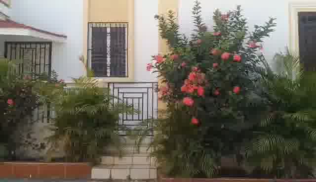 Large 5-Bedroom House for Rent in Breda #2, Cap-Haïtien, Haiti – 5 Spacious Bedrooms, 4.5 Bathrooms, Open Living & Dining Rooms, Renovated Kitchen, Multi-Family Home, Servant Quarter, High-Walls/Fences, 2 Entrance/Exit Gates, 5-Car Parking Space, Ideal for Big Family, International Organization Office, Headquarters, or Residence