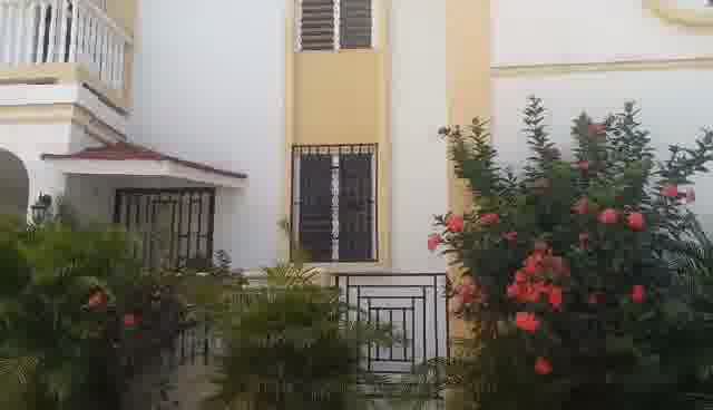 Large 5-Bedroom House for Rent in Breda #2, Cap-Haïtien, Haiti – 5 Spacious Bedrooms, 4.5 Bathrooms, Open Living & Dining Rooms, Renovated Kitchen, Multi-Family Home, Servant Quarter, High-Walls/Fences, 2 Entrance/Exit Gates, 5-Car Parking Space, Ideal for Big Family, International Organization Office, Headquarters, or Residence