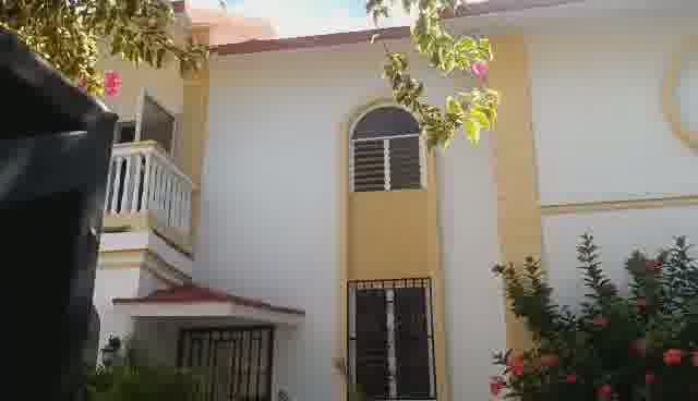 Large 5-Bedroom House for Rent in Breda #2, Cap-Haïtien, Haiti – 5 Spacious Bedrooms, 4.5 Bathrooms, Open Living & Dining Rooms, Renovated Kitchen, Multi-Family Home, Servant Quarter, High-Walls/Fences, 2 Entrance/Exit Gates, 5-Car Parking Space, Ideal for Big Family, International Organization Office, Headquarters, or Residence