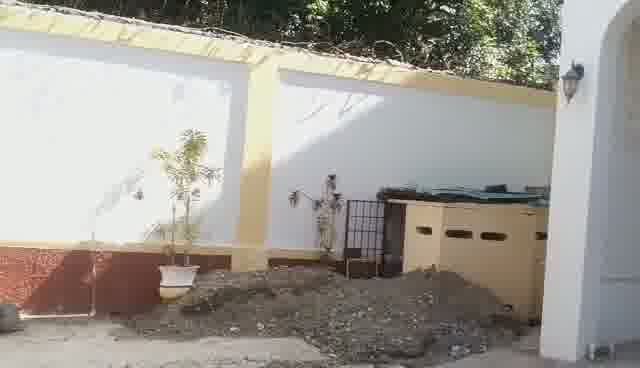 Large 5-Bedroom House for Rent in Breda #2, Cap-Haïtien, Haiti – 5 Spacious Bedrooms, 4.5 Bathrooms, Open Living & Dining Rooms, Renovated Kitchen, Multi-Family Home, Servant Quarter, High-Walls/Fences, 2 Entrance/Exit Gates, 5-Car Parking Space, Ideal for Big Family, International Organization Office, Headquarters, or Residence