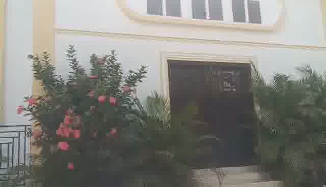 Large 5-Bedroom House for Rent in Breda #2, Cap-Haïtien, Haiti – 5 Spacious Bedrooms, 4.5 Bathrooms, Open Living & Dining Rooms, Renovated Kitchen, Multi-Family Home, Servant Quarter, High-Walls/Fences, 2 Entrance/Exit Gates, 5-Car Parking Space, Ideal for Big Family, International Organization Office, Headquarters, or Residence