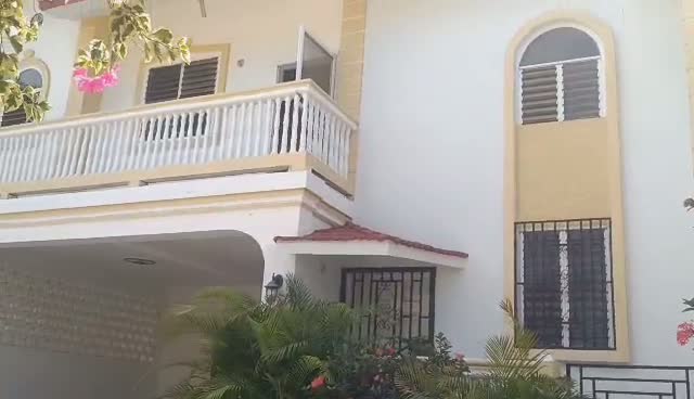 Large 5-Bedroom House for Rent in Breda #2, Cap-Haïtien, Haiti – 5 Spacious Bedrooms, 4.5 Bathrooms, Open Living & Dining Rooms, Renovated Kitchen, Multi-Family Home, Servant Quarter, High-Walls/Fences, 2 Entrance/Exit Gates, 5-Car Parking Space, Ideal for Big Family, International Organization Office, Headquarters, or Residence