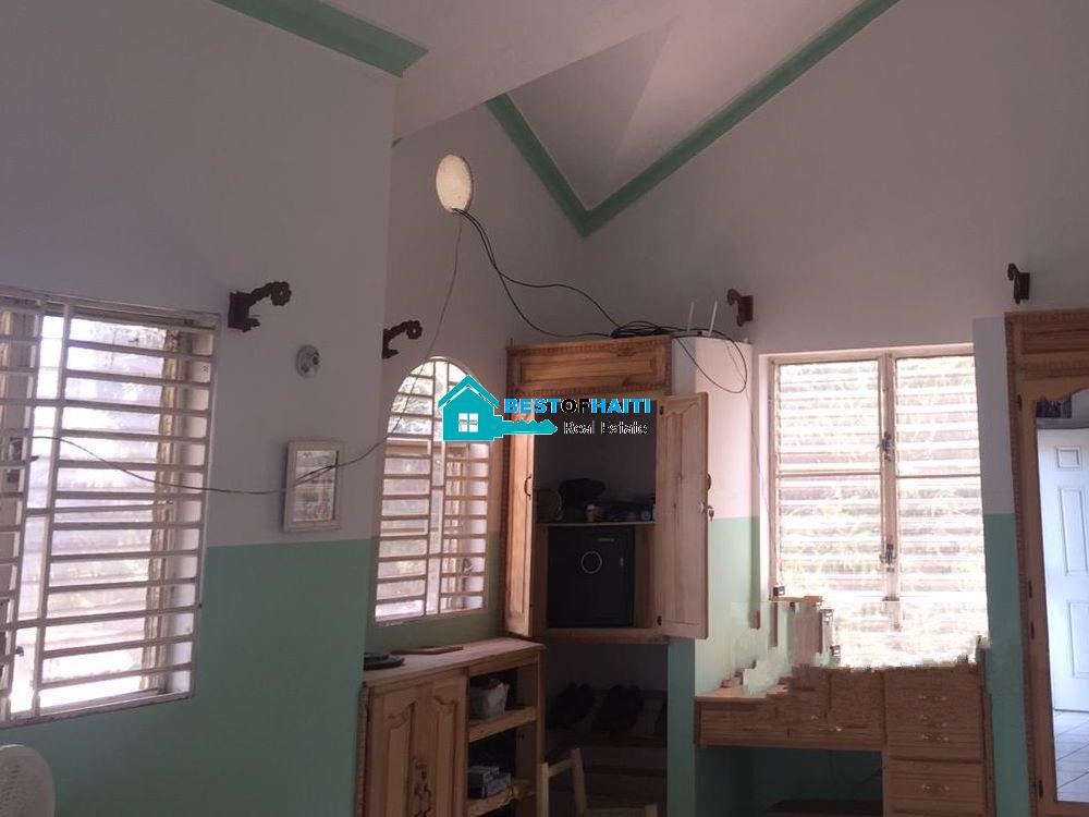 Large 5-Bedroom House for Rent in Breda #2, Cap-Haïtien, Haiti – 5 Spacious Bedrooms, 4.5 Bathrooms, Open Living & Dining Rooms, Renovated Kitchen, Multi-Family Home, Servant Quarter, High-Walls/Fences, 2 Entrance/Exit Gates, 5-Car Parking Space, Ideal for Big Family, International Organization Office, Headquarters, or Residence
