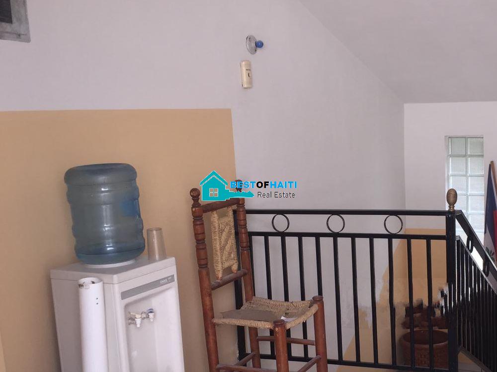 Large 5-Bedroom House for Rent in Breda #2, Cap-Haïtien, Haiti – 5 Spacious Bedrooms, 4.5 Bathrooms, Open Living & Dining Rooms, Renovated Kitchen, Multi-Family Home, Servant Quarter, High-Walls/Fences, 2 Entrance/Exit Gates, 5-Car Parking Space, Ideal for Big Family, International Organization Office, Headquarters, or Residence