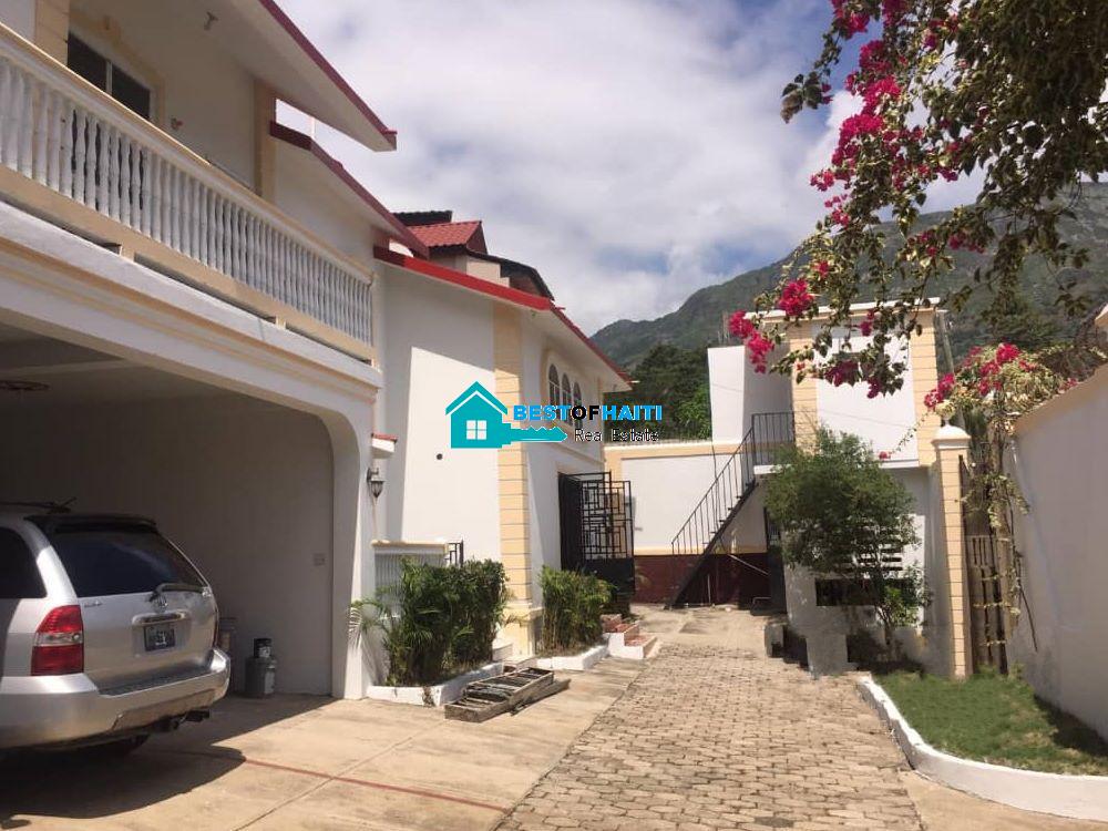 Large 5-Bedroom House for Rent in Breda #2, Cap-Haïtien, Haiti – 5 Spacious Bedrooms, 4.5 Bathrooms, Open Living & Dining Rooms, Renovated Kitchen, Multi-Family Home, Servant Quarter, High-Walls/Fences, 2 Entrance/Exit Gates, 5-Car Parking Space, Ideal for Big Family, International Organization Office, Headquarters, or Residence