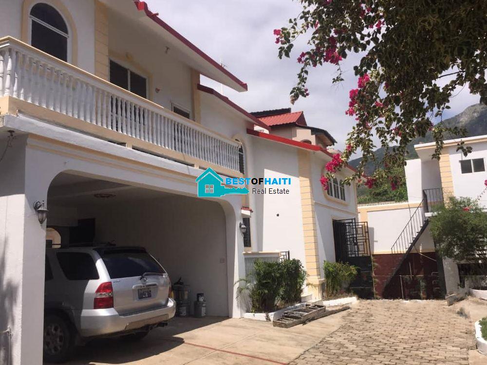 Large 5-Bedroom House for Rent in Breda #2, Cap-Haïtien, Haiti – 5 Spacious Bedrooms, 4.5 Bathrooms, Open Living & Dining Rooms, Renovated Kitchen, Multi-Family Home, Servant Quarter, High-Walls/Fences, 2 Entrance/Exit Gates, 5-Car Parking Space, Ideal for Big Family, International Organization Office, Headquarters, or Residence