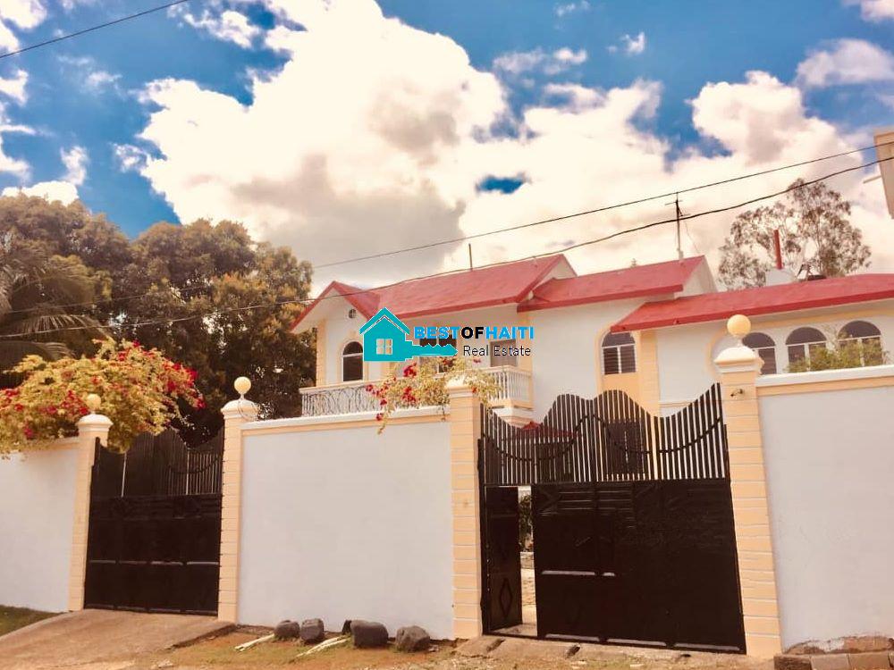 Large 5-Bedroom House for Rent in Breda #2, Cap-Haïtien, Haiti – 5 Spacious Bedrooms, 4.5 Bathrooms, Open Living & Dining Rooms, Renovated Kitchen, Multi-Family Home, Servant Quarter, High-Walls/Fences, 2 Entrance/Exit Gates, 5-Car Parking Space, Ideal for Big Family, International Organization Office, Headquarters, or Residence