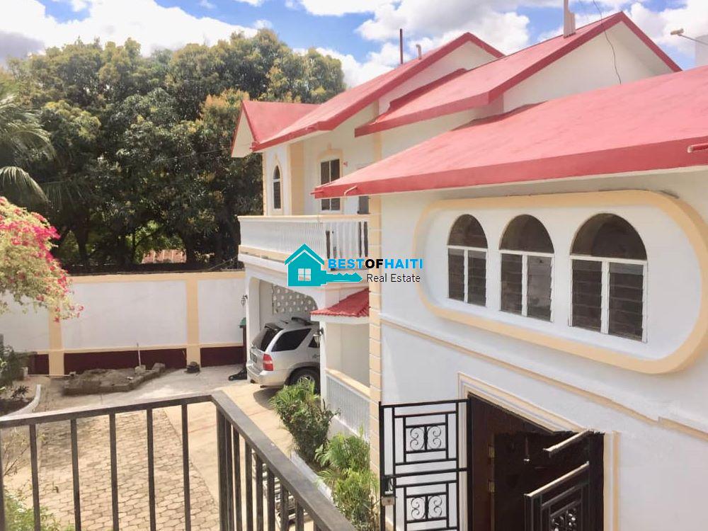 Large 5-Bedroom House for Rent in Breda #2, Cap-Haïtien, Haiti – 5 Spacious Bedrooms, 4.5 Bathrooms, Open Living & Dining Rooms, Renovated Kitchen, Multi-Family Home, Servant Quarter, High-Walls/Fences, 2 Entrance/Exit Gates, 5-Car Parking Space, Ideal for Big Family, International Organization Office, Headquarters, or Residence