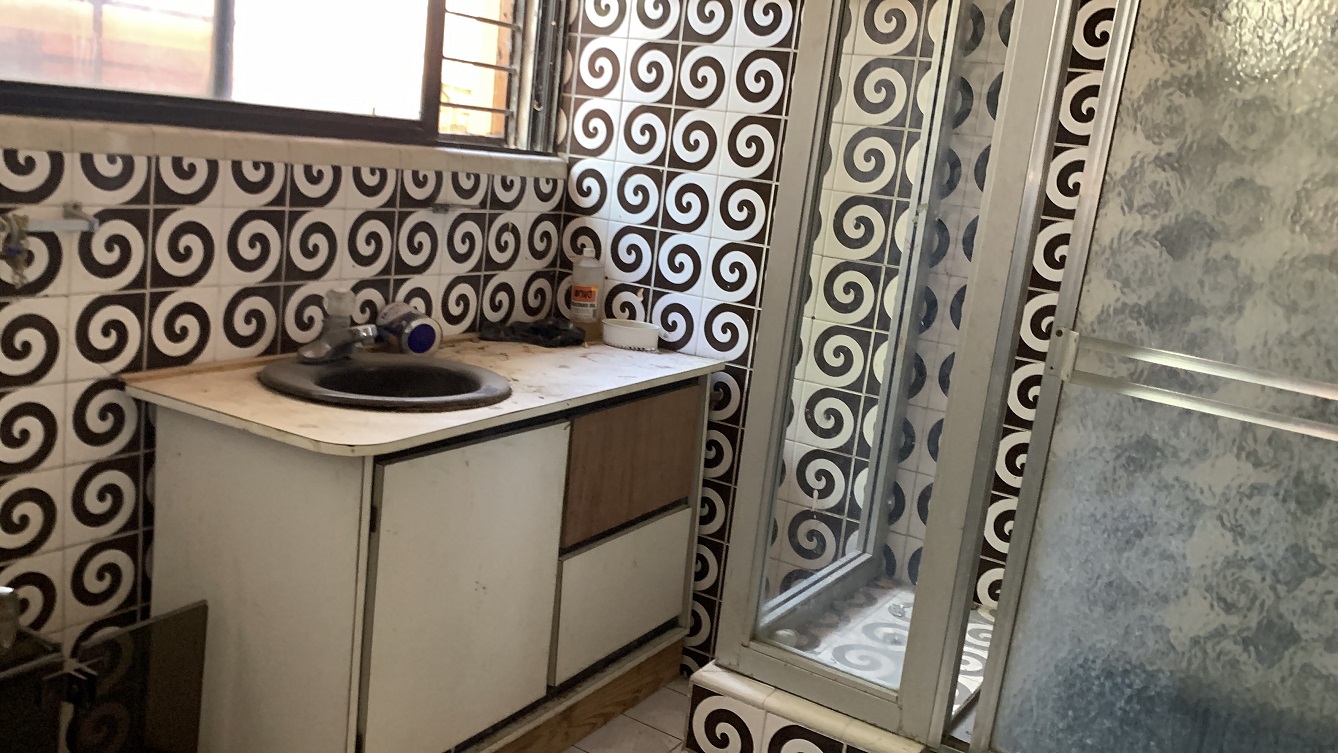 Cheap, Expansive, Sold by Owner House for Sale in Delmas 41 (Faustin 1ere), Port-au-Prince, Haiti – 6 Spacious Bedrooms, 7 Bathrooms, 3 Living Rooms, 2 Dining Rooms, 2 Kitchens, Swimming Pool, Play Area, Servant Quarter, Built in 2026 on 516m² (4 Centiemes or 5,554.18) of Flat Land, Parking Available for 4+ Cars with 2 Covered, High Walls/Fences, Safe Residential Neighborhood – Largest Master’s Bedroom in a Multi-Family Home