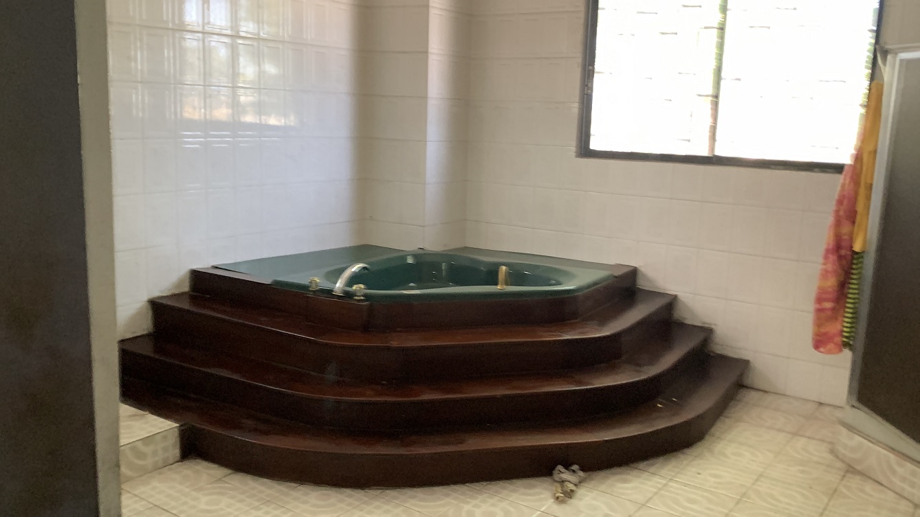 Cheap, Expansive, Sold by Owner House for Sale in Delmas 41 (Faustin 1ere), Port-au-Prince, Haiti – 6 Spacious Bedrooms, 7 Bathrooms, 3 Living Rooms, 2 Dining Rooms, 2 Kitchens, Swimming Pool, Play Area, Servant Quarter, Built in 2026 on 516m² (4 Centiemes or 5,554.18) of Flat Land, Parking Available for 4+ Cars with 2 Covered, High Walls/Fences, Safe Residential Neighborhood – Largest Master’s Bedroom in a Multi-Family Home