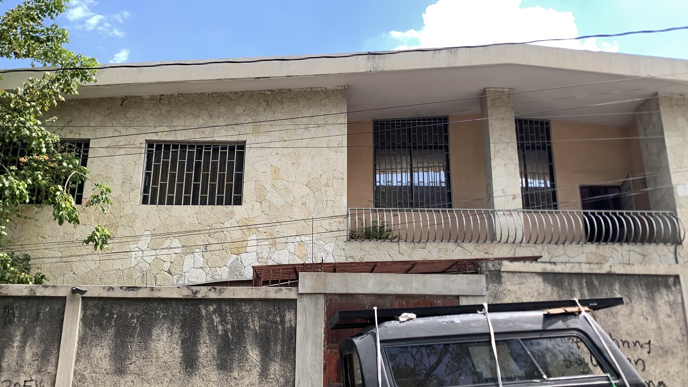 Cheap, Expansive, Sold by Owner House for Sale in Delmas 41 (Faustin 1ere), Port-au-Prince, Haiti – 6 Spacious Bedrooms, 7 Bathrooms, 3 Living Rooms, 2 Dining Rooms, 2 Kitchens, Swimming Pool, Play Area, Servant Quarter, Built in 2026 on 516m² (4 Centiemes or 5,554.18) of Flat Land, Parking Available for 4+ Cars with 2 Covered, High Walls/Fences, Safe Residential Neighborhood – Largest Master’s Bedroom in a Multi-Family Home