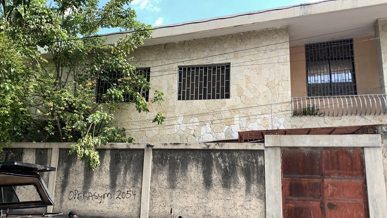 Cheap, Expansive, Sold by Owner House for Sale in Delmas 41 (Faustin 1ere), Port-au-Prince, Haiti – 6 Spacious Bedrooms, 7 Bathrooms, 3 Living Rooms, 2 Dining Rooms, 2 Kitchens, Swimming Pool, Play Area, Servant Quarter, Built in 2026 on 516m² (4 Centiemes or 5,554.18) of Flat Land, Parking Available for 4+ Cars with 2 Covered, High Walls/Fences, Safe Residential Neighborhood – Largest Master’s Bedroom in a Multi-Family Home