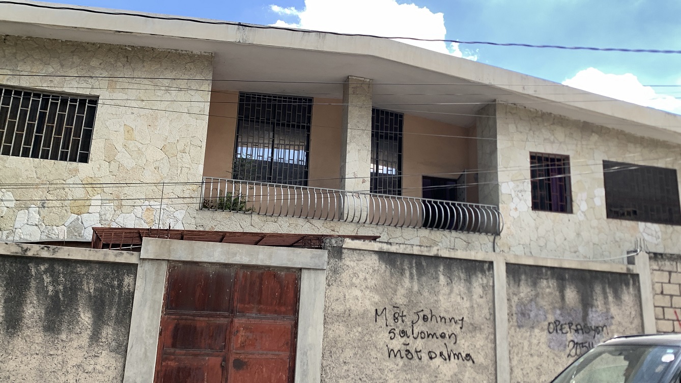 Cheap, Expansive, Sold by Owner House for Sale in Delmas 41 (Faustin 1ere), Port-au-Prince, Haiti – 6 Spacious Bedrooms, 7 Bathrooms, 3 Living Rooms, 2 Dining Rooms, 2 Kitchens, Swimming Pool, Play Area, Servant Quarter, Built in 2026 on 516m² (4 Centiemes or 5,554.18) of Flat Land, Parking Available for 4+ Cars with 2 Covered, High Walls/Fences, Safe Residential Neighborhood – Largest Master’s Bedroom in a Multi-Family Home