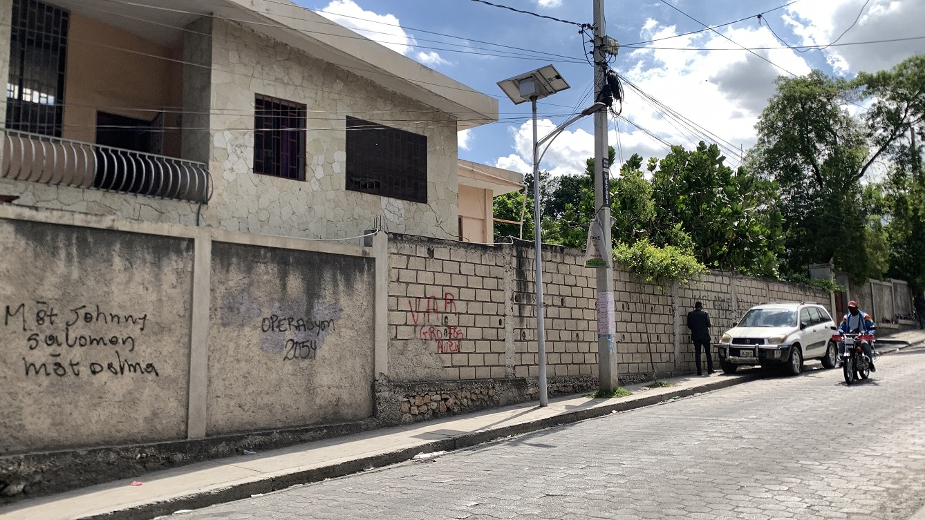 Cheap, Expansive, Sold by Owner House for Sale in Delmas 41 (Faustin 1ere), Port-au-Prince, Haiti – 6 Spacious Bedrooms, 7 Bathrooms, 3 Living Rooms, 2 Dining Rooms, 2 Kitchens, Swimming Pool, Play Area, Servant Quarter, Built in 2026 on 516m² (4 Centiemes or 5,554.18) of Flat Land, Parking Available for 4+ Cars with 2 Covered, High Walls/Fences, Safe Residential Neighborhood – Largest Master’s Bedroom in a Multi-Family Home