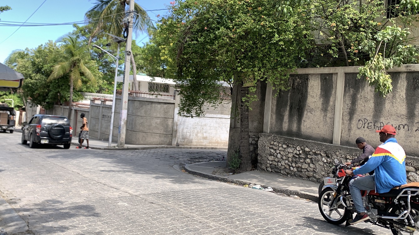 Cheap, Expansive, Sold by Owner House for Sale in Delmas 41 (Faustin 1ere), Port-au-Prince, Haiti – 6 Spacious Bedrooms, 7 Bathrooms, 3 Living Rooms, 2 Dining Rooms, 2 Kitchens, Swimming Pool, Play Area, Servant Quarter, Built in 2026 on 516m² (4 Centiemes or 5,554.18) of Flat Land, Parking Available for 4+ Cars with 2 Covered, High Walls/Fences, Safe Residential Neighborhood – Largest Master’s Bedroom in a Multi-Family Home