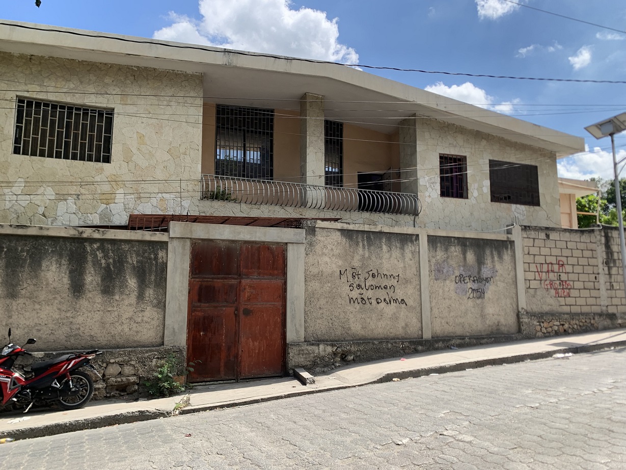 Cheap, Expansive, Sold by Owner House for Sale in Delmas 41 (Faustin 1ere), Port-au-Prince, Haiti – 6 Spacious Bedrooms, 7 Bathrooms, 3 Living Rooms, 2 Dining Rooms, 2 Kitchens, Swimming Pool, Play Area, Servant Quarter, Built in 2026 on 516m² (4 Centiemes or 5,554.18) of Flat Land, Parking Available for 4+ Cars with 2 Covered, High Walls/Fences, Safe Residential Neighborhood – Largest Master’s Bedroom in a Multi-Family Home