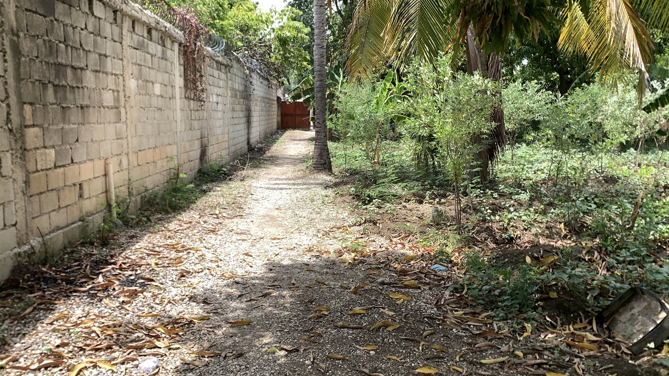 Cheap Flat Land with Small House for Sale in Santo 7, Croix-des-Bouquets, Haiti – 6 Centiemes (774 m² or 8,331 ft²), Completely Fenced with Bricks, Protective Metal Gate, Build-Ready, Rich Soil, Cul-de-Sac Entrance, Move-in While Building a Bigger House, Hotel, or Apartment Complex