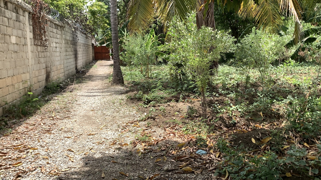 Cheap Flat Land with Small House for Sale in Santo 7, Croix-des-Bouquets, Haiti – 6 Centiemes (774 m² or 8,331 ft²), Completely Fenced with Bricks, Protective Metal Gate, Build-Ready, Rich Soil, Cul-de-Sac Entrance, Move-in While Building a Bigger House, Hotel, or Apartment Complex