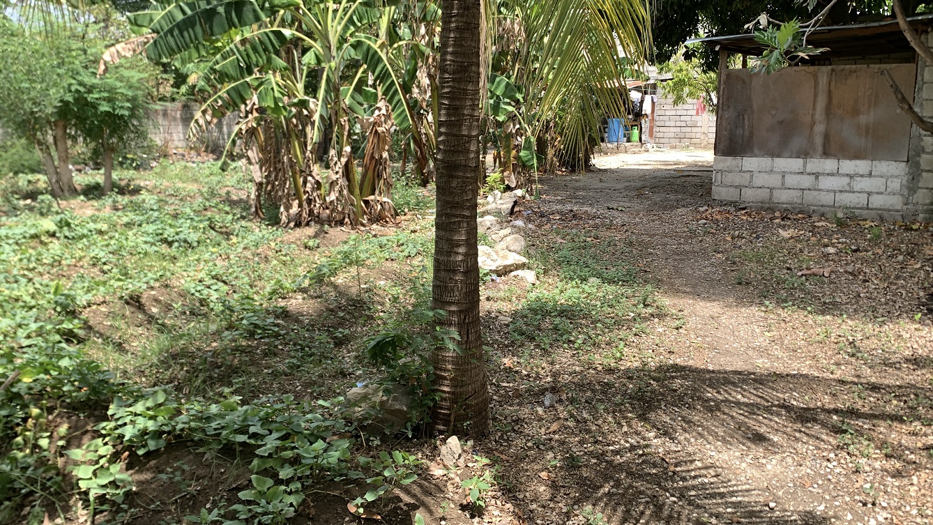 Cheap Flat Land with Small House for Sale in Santo 7, Croix-des-Bouquets, Haiti – 6 Centiemes (774 m² or 8,331 ft²), Completely Fenced with Bricks, Protective Metal Gate, Build-Ready, Rich Soil, Cul-de-Sac Entrance, Move-in While Building a Bigger House, Hotel, or Apartment Complex