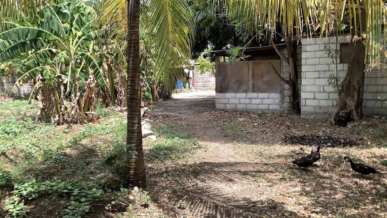 Cheap Flat Land with Small House for Sale in Santo 7, Croix-des-Bouquets, Haiti – 6 Centiemes (774 m² or 8,331 ft²), Completely Fenced with Bricks, Protective Metal Gate, Build-Ready, Rich Soil, Cul-de-Sac Entrance, Move-in While Building a Bigger House, Hotel, or Apartment Complex