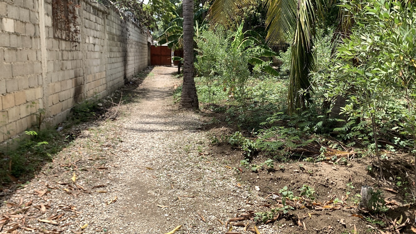 Cheap Flat Land with Small House for Sale in Santo 7, Croix-des-Bouquets, Haiti – 6 Centiemes (774 m² or 8,331 ft²), Completely Fenced with Bricks, Protective Metal Gate, Build-Ready, Rich Soil, Cul-de-Sac Entrance, Move-in While Building a Bigger House, Hotel, or Apartment Complex