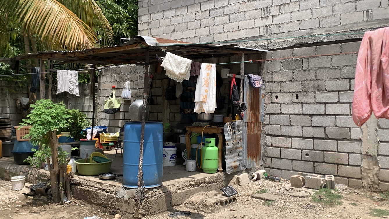 Cheap Flat Land with Small House for Sale in Santo 7, Croix-des-Bouquets, Haiti – 6 Centiemes (774 m² or 8,331 ft²), Completely Fenced with Bricks, Protective Metal Gate, Build-Ready, Rich Soil, Cul-de-Sac Entrance, Move-in While Building a Bigger House, Hotel, or Apartment Complex
