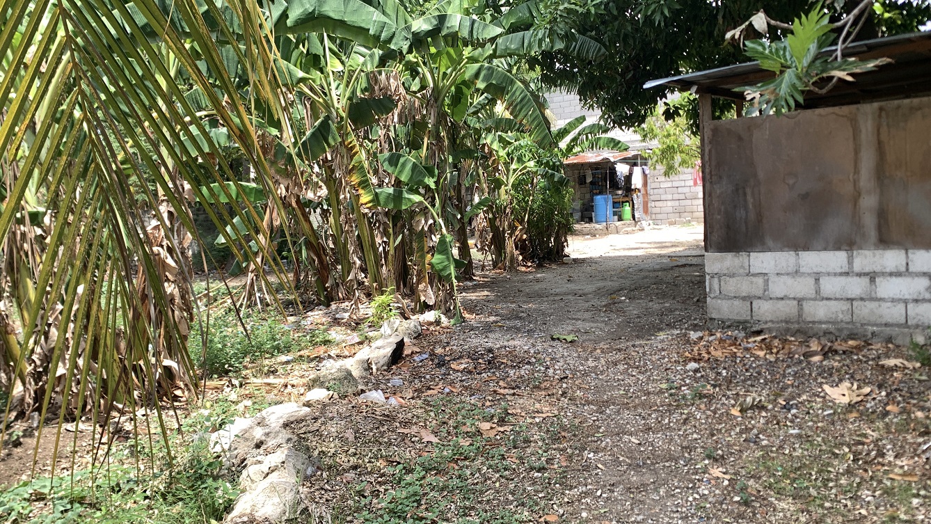 Cheap Flat Land with Small House for Sale in Santo 7, Croix-des-Bouquets, Haiti – 6 Centiemes (774 m² or 8,331 ft²), Completely Fenced with Bricks, Protective Metal Gate, Build-Ready, Rich Soil, Cul-de-Sac Entrance, Move-in While Building a Bigger House, Hotel, or Apartment Complex