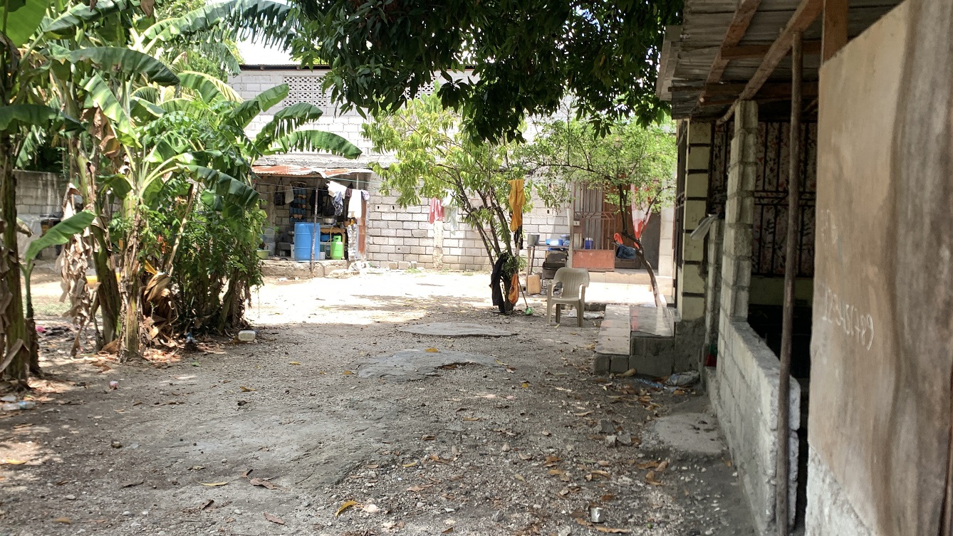 Cheap Flat Land with Small House for Sale in Santo 7, Croix-des-Bouquets, Haiti – 6 Centiemes (774 m² or 8,331 ft²), Completely Fenced with Bricks, Protective Metal Gate, Build-Ready, Rich Soil, Cul-de-Sac Entrance, Move-in While Building a Bigger House, Hotel, or Apartment Complex