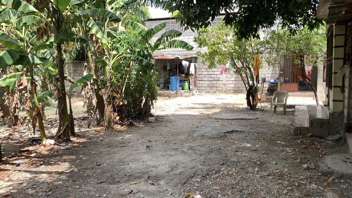 Cheap Flat Land with Small House for Sale in Santo 7, Croix-des-Bouquets, Haiti – 6 Centiemes (774 m² or 8,331 ft²), Completely Fenced with Bricks, Protective Metal Gate, Build-Ready, Rich Soil, Cul-de-Sac Entrance, Move-in While Building a Bigger House, Hotel, or Apartment Complex