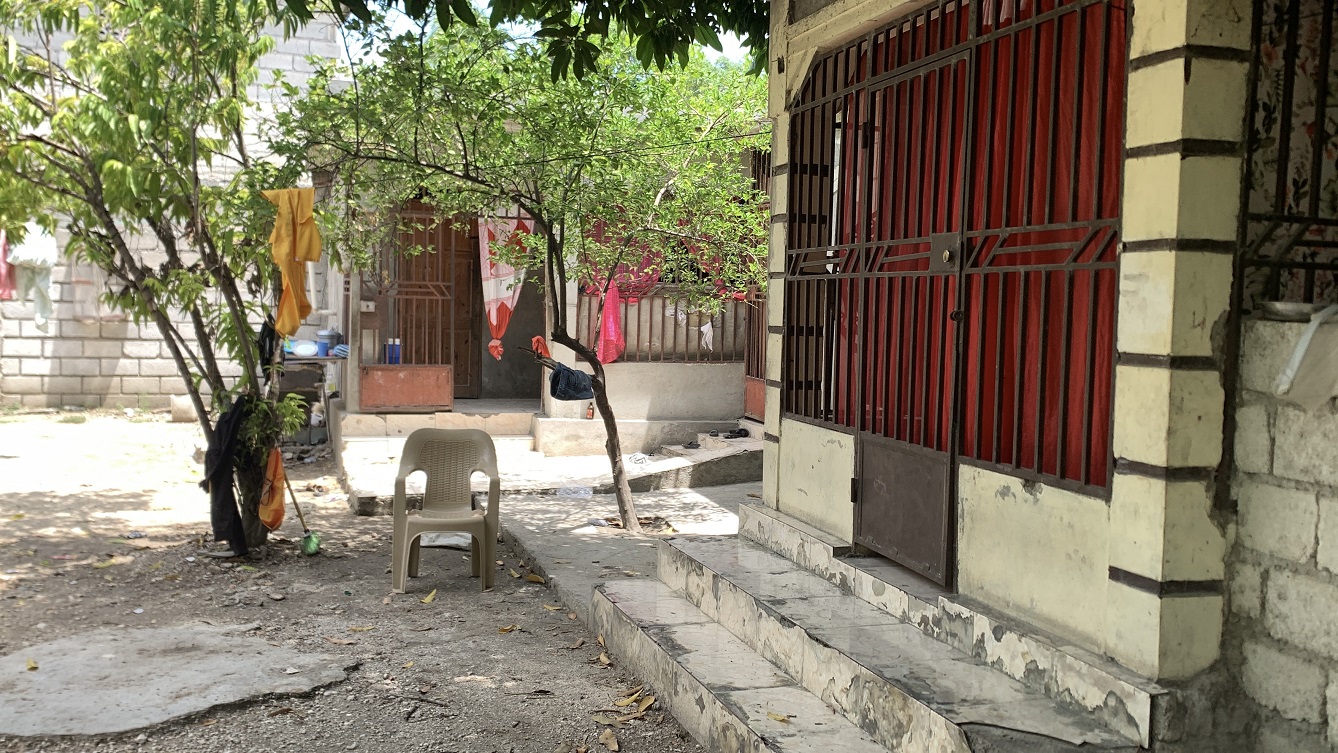 Cheap Flat Land with Small House for Sale in Santo 7, Croix-des-Bouquets, Haiti – 6 Centiemes (774 m² or 8,331 ft²), Completely Fenced with Bricks, Protective Metal Gate, Build-Ready, Rich Soil, Cul-de-Sac Entrance, Move-in While Building a Bigger House, Hotel, or Apartment Complex
