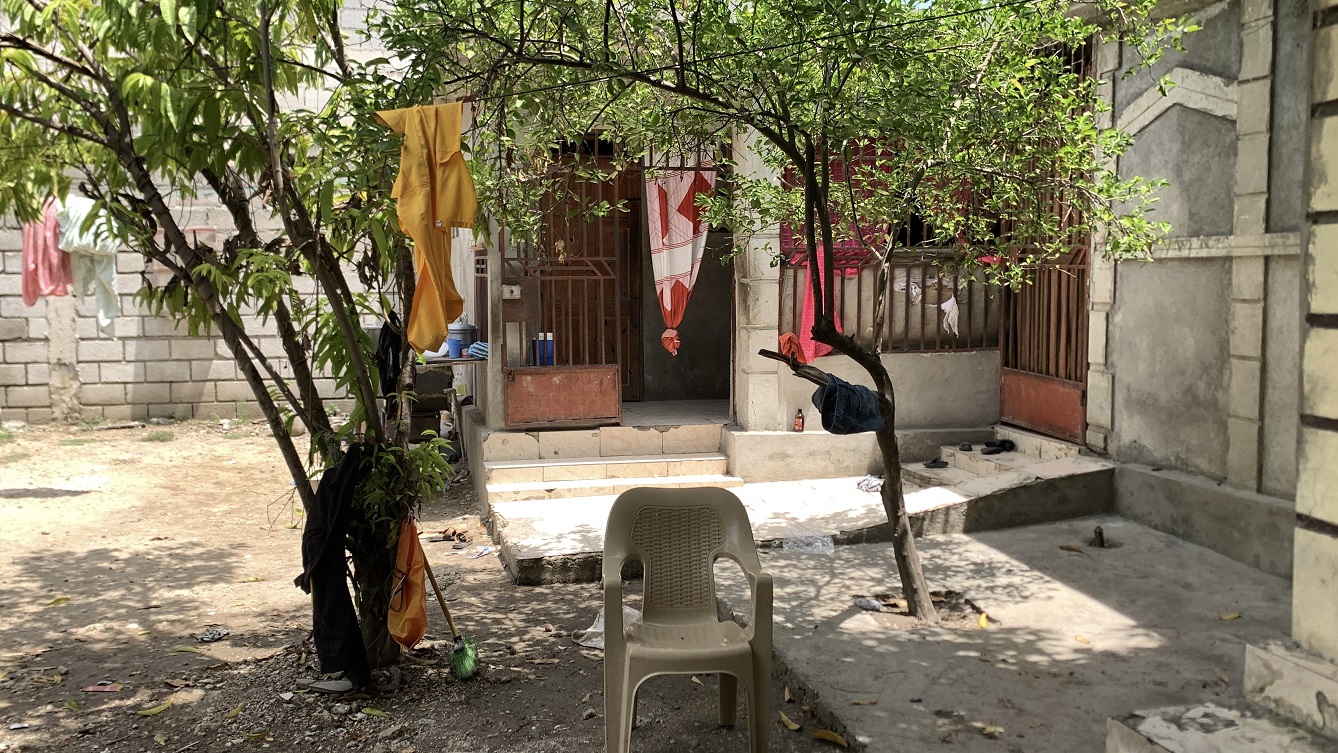 Cheap Flat Land with Small House for Sale in Santo 7, Croix-des-Bouquets, Haiti – 6 Centiemes (774 m² or 8,331 ft²), Completely Fenced with Bricks, Protective Metal Gate, Build-Ready, Rich Soil, Cul-de-Sac Entrance, Move-in While Building a Bigger House, Hotel, or Apartment Complex